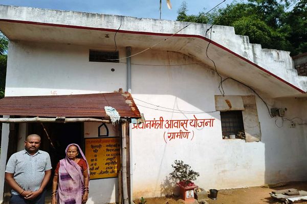 सेवा संकल्प अभियान : सेवा की कहानी : कच्चे घर की चिंता हुई दूर, पीएम आवास से नर्मदा बाई के परिवार को मिली पक्की छत