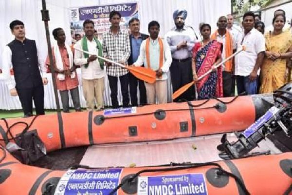 बाढ़ आपदा में बचाव व राहत के लिए एनएमडीसी का बड़ा संबल, 48 घंटे में पुणे से मंगाई 4 रेस्क्यू स्पीड बोट