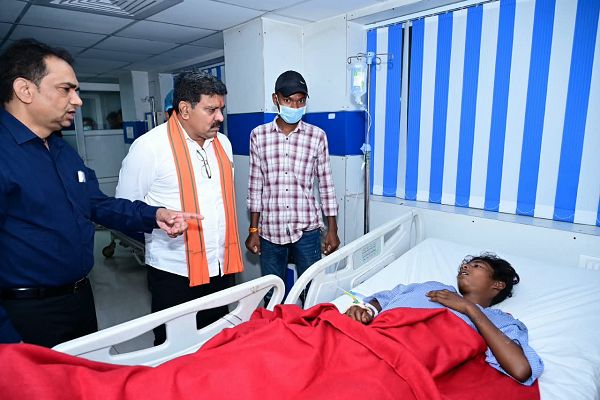  *उप मुख्यमंत्री श्री विजय शर्मा ने अस्पताल पहुंचकर जाना सड़क हादसे में घायलों का हाल*