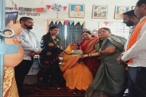  आंगनबाड़ी केंद्र क्रमांक 108 में आंगन मिलन कार्यक्रम आयोजित