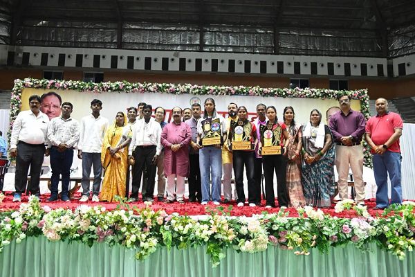 उप मुख्यमंत्री श्री अरुण साव ने बहतराई खेल अकादमी के अंतरराष्ट्रीय पदक विजेता खिलाड़ियों का किया सम्मान, बढ़ाया हौसला
