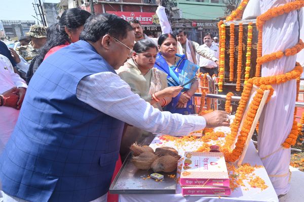 गांधी जयंती पर प्रभारी मंत्री रामविचार नेताम ने मनेंद्रगढ़ में महात्मा गांधी और लाल बहादुर शास्त्री को किया नमन