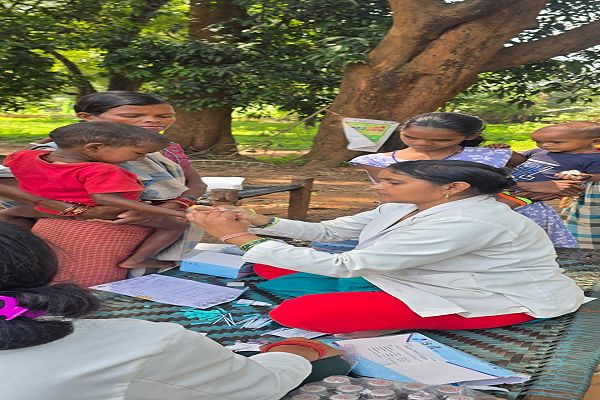 सेवा संकल्प अभियान : 8 किलोमीटर पैदल चलकर बेंगपाल पहुंची स्वास्थ्य टीम, पेड़ की छांव बनी अस्पताल