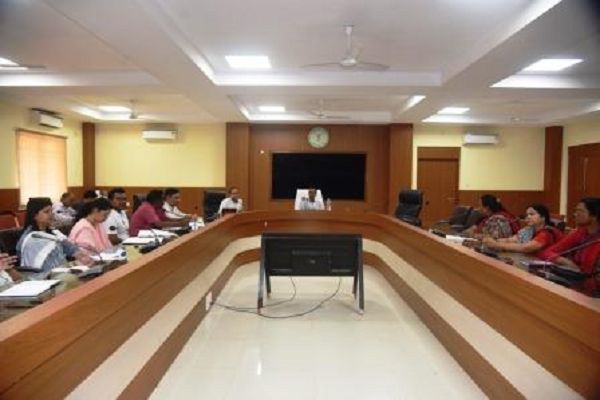 कचरे के पृथक्करण को लेकर नागरिकों को करें जागरूक, स्वच्छता वाहनों से कराएं नियमित मुनादी : कलेक्टर वसंत