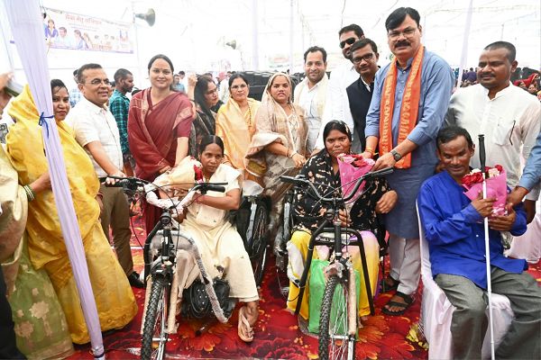सेवा संकल्प अभियान: &lsquo;सरकार आपके द्वार&rsquo; से एक ही स्थान पर मिली योजनाओं और शासकीय सेवाओं की सुविधा