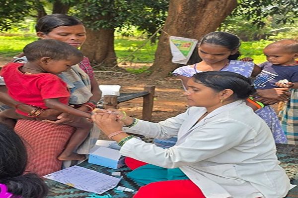 8 किलोमीटर पैदल चलकर बेंगपाल पहुंची स्वास्थ्य टीम, 106 ग्रामीणों का किया उपचार
