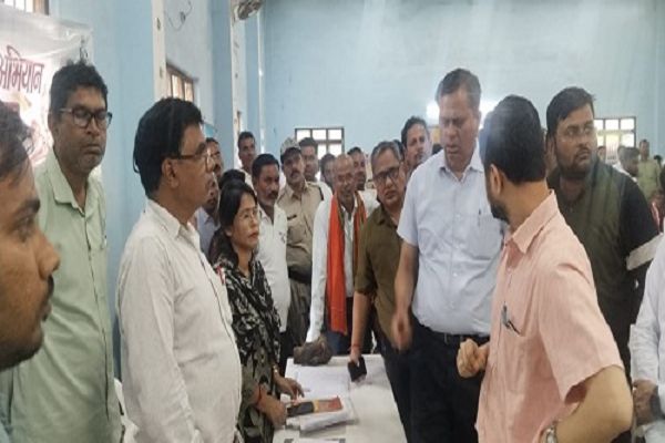 सेवा सेतु शिविर में पहुंचे कमिश्नर और कलेक्टर