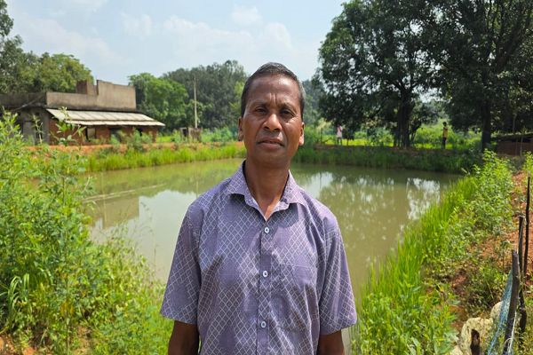 &rsquo;सेवा संकल्प अभियान&rsquo; : &rsquo;सेवा की कहानी: बहकर जाने वाला बरसाती पानी बना आजीविका का साधन, डबरी से मछली पालन और सब्जी उत्पादन को मिला सहारा&rsquo;
