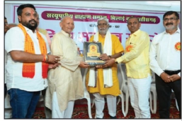 सरयूपारीण ब्राह्मण समाज ने 80 प्रतिभाशाली बच्चों को किया सम्मानित