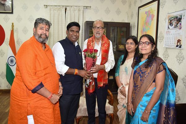 राज्यपाल श्री डेका से कामधेनु विश्वविद्यालय के कार्य परिषद सदस्यों ने की भेंट