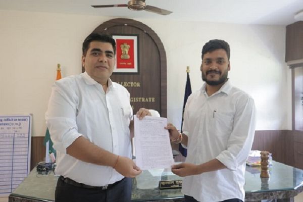 कलेक्टर कुणाल दुदावत ने राहुल जायसवाल को सौंपा अनुकम्पा नियुक्ति पत्र
