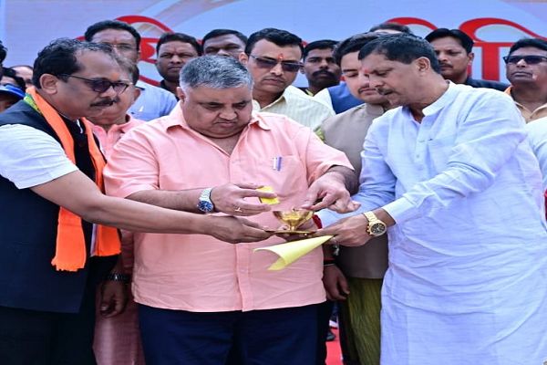 विकसित भारत के संकल्प से जगमगाया जशपुर, पर्यटन मंत्री श्री राजेश अग्रवाल के नेतृत्व में निकली &lsquo;सेवा ज्योति यात्रा&rsquo;