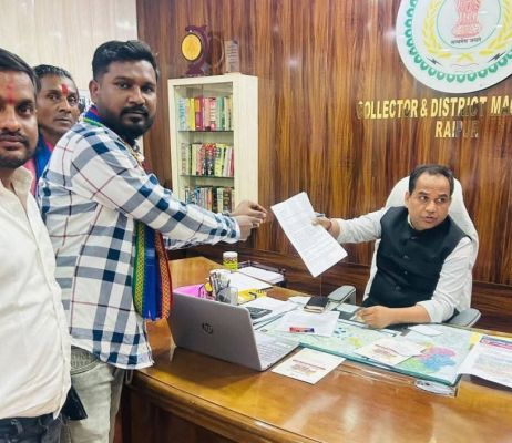 CEC के इस्तीफे के मांग, कांग्रेस ने राष्ट्रपति के नाम कलेक्टर को सौंपा ज्ञापन