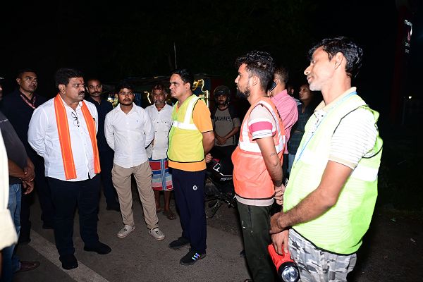  *कवर्धा-बेमेतरा मार्ग पर पशुओं को देख उप मुख्यमंत्री श्री विजय शर्मा ने अधिकारियों को लगाई फटकार*