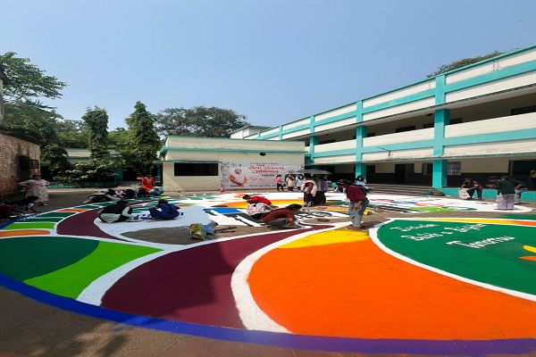 सेवा संकल्प अभियान: 2026 : सेवा संकल्प अभियान अंतर्गत सेजेस सक्ती में छात्राओं द्वारा बनाई गई विशाल रंगोली