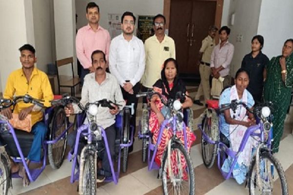 मोटराइज्ड ट्राईसाइकिल से दिव्यांगजनों की राह हुई आसान