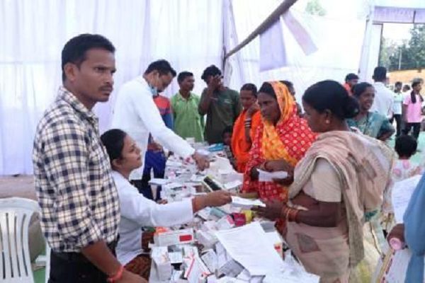 आमाबेड़ा में लगा मेगा स्वास्थ्य शिविर, वनांचल के ग्रामीणों को गांव में मिली विशेषज्ञ स्वास्थ्य सेवाएं