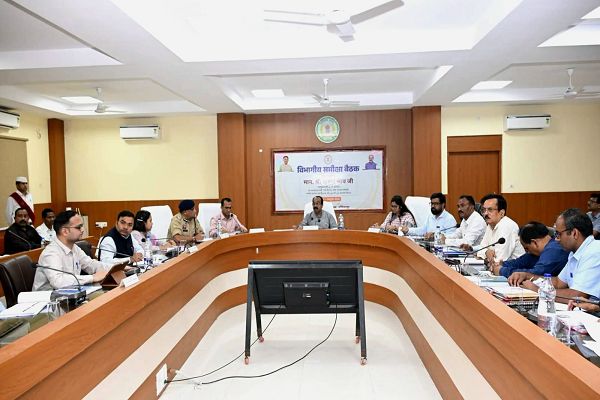 डिप्टी सीएम साव ने की विकास कार्यों की प्रगति और योजनाओं के क्रियान्वयन की समीक्षा