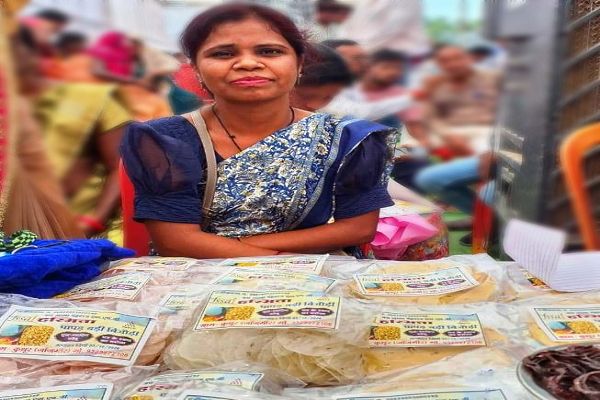  घर की रसोई से शुरू हुआ कारोबार, पापड़-बड़ी और बिजौड़ी से आत्मनिर्भर बनीं रीना