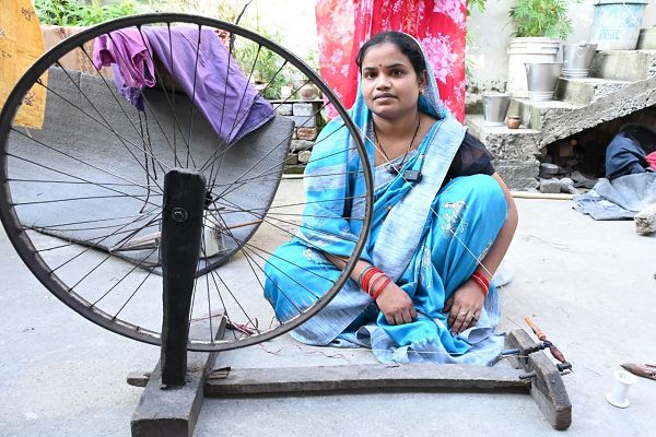 सपनों का ताना-बाना : विष्णु भैय्या की 'महतारी वंदन' बनी सहारा: हथकरघे से आजीविका और योजना की बचत से बच्चों की फीस भर रहीं मीनू देवांगन
