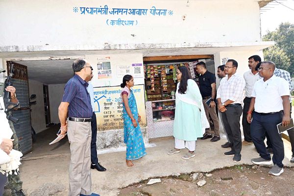*वनांचल ग्राम कमराखोल में कलेक्टर ने परखी योजनाओं की जमीनी हकीकत*   *आवास से लेकर स्कूल और पेयजल व्यवस्था का लिया जायजा, आवास के हितग्राही से की चर्चा*  *स्कूल में मध्यान्ह भोजन, ऑनलाइन उपस्थिति देखी, खराब शौचालय को हटाकर नया बनाने के दिए निर्देश*