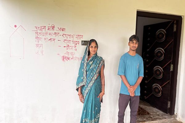 सेवा की कहानी : &rsquo;नवगईं निवासी शैलेन्द्र को दादाजी से उपहार की तरह मिला आवास&rsquo;