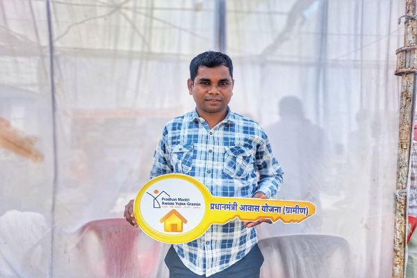 सेवा संकल्प अभियान : सेवा की कहानी : कच्चे मकान की परेशानियों से मिली मुक्ति, प्रधानमंत्री आवास योजना से धीरेंद्र के पक्के घर का सपना हुआ साकार