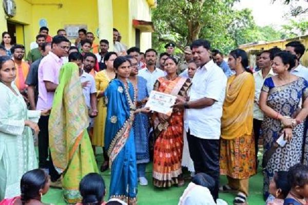 आंगन मिलन सेवा कार्यक्रम में मंत्री केदार कश्यप ने बच्चों और महिलाओं से किया संवाद