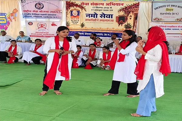 नुक्कड़ नाटक के माध्यम से ग्रामीणों को दी गई जनकल्याणकारी योजनाओं की जानकारी