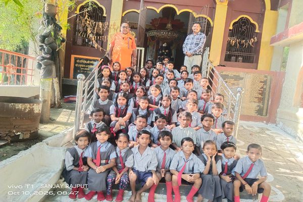 सकीय प्राथमिक शाला झाफल के बच्चों को शनिदेव महाराज, मां दुर्गा भवानी, शिव मंदिर, नवग्रह का दर्शन कराया गया