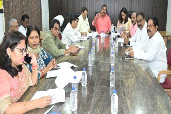 महापौर परिषद की बैठक में सफाई, स्ट्रीट लाइट और विकास कार्यों के प्रस्ताव मंजूर