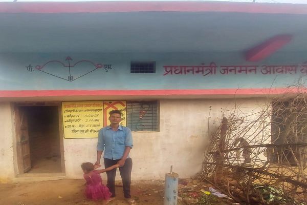 सेवा की कहानी : कच्चे घर से पक्के आशियाने तक: प्रधानमंत्री आवास योजना ने बदली सालिकराम की जिंदगी