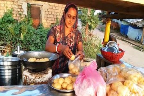 महतारी वंदन योजना की राशि से आशा विश्वकर्मा ने शुरू किया गुपचुप का व्यवसाय