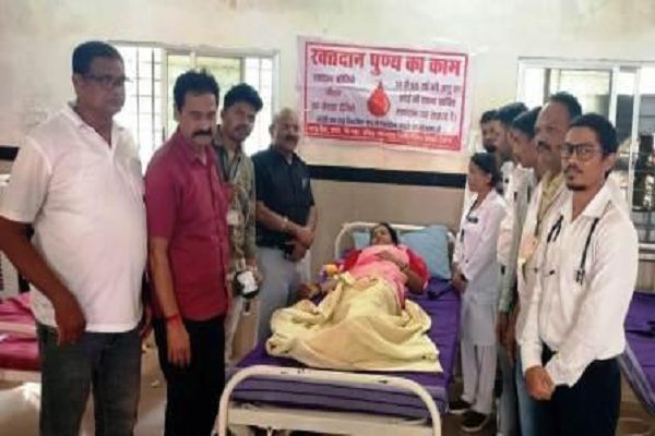 रक्तदान कर मौसमी साहा ने दिया मानवता और जनसेवा का संदेश