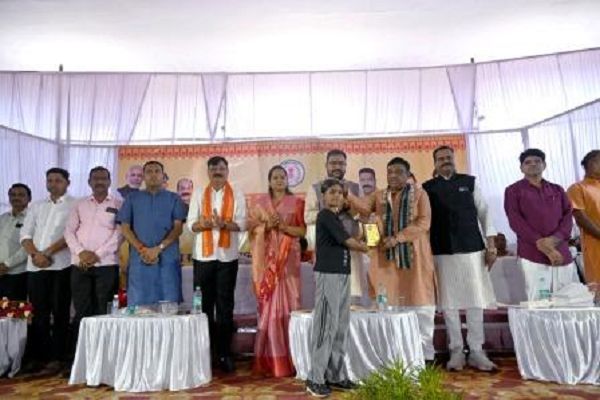 युवा उड़ान कार्यक्रम में प्रतिभावान युवाओं का सम्मान
