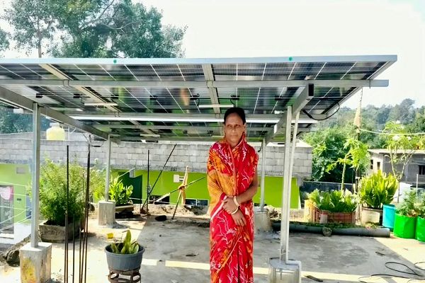 सेवा संकल्प की कहानी*   *सूरज की रोशनी से घर रोशन, चार महीने से बिजली बिल शून्य*  *पीएम सूर्य घर योजना से श्यामा मजूमदार को मिली दोहरी राहत, बिजली खर्च में बचत के साथ ग्रिड में जा रही अतिरिक्त बिजली*