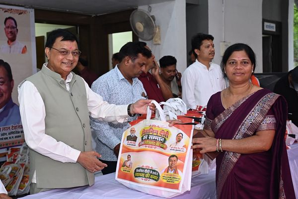 सेवा संकल्प अभियान के तहत मितानिन दीदियों का कैबिनेट मंत्री श्री लखन लाल देवांगन ने किया सम्मान, जनसेवा में योगदान की सराहना की