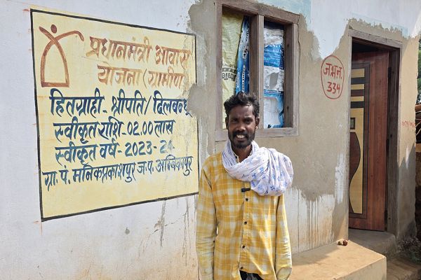 सेवा संकल्प अभियान-2026 : सेवा की कहानी: कभी बरसात में टपकती थी छत, अब पक्के घर में सुरक्षित जीवन बिता रहे पहाड़ी कोरवा दिलबंधु