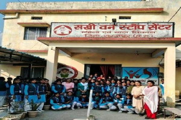 बिटिया @Work के तहत स्कूली छात्राओं ने समझा सखी वन स्टॉप सेंटर का कामकाज