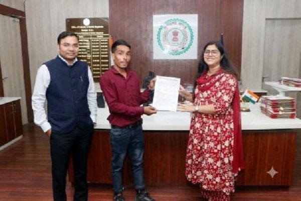 कलेक्टर ने अनुकंपा नियुक्ति पत्र सौंपकर आश्रित परिवार को दिया संबल