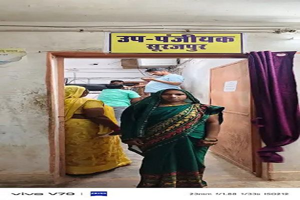 सेवा संकल्प अभियान : सेवा की कहानी*   *सुनीता को रजिस्ट्री में मिली 3,940 रुपये की आर्थिक राहत, स्वतः नामांतरण से कार्यालयों के चक्कर लगाने की परेशानी भी हुई दूर*  *महिला क्रेता को पंजीयन शुल्क में 50 प्रतिशत की छूट, बचत की राशि से पूरी करेंगी घरेलू जरूरतें*  *मुख्यमंत्री श्री विष्णु देव साय के नेतृत्व में पंजीयन सेवाओं में सुधार, वित्त एवं पंजीयन मंत्री श्री ओ.पी. चौधरी के मार्गदर्शन में महिलाओं को मिल रही आर्थिक राहत*