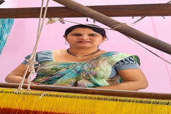 बुनकर आवास सह वर्कशेड योजना से लोकेश्वरी साहू को पक्का आवास बनाने के लिए मिली आर्थिक सहायता