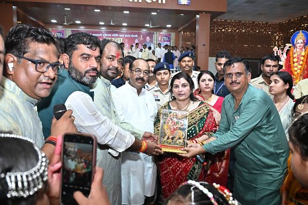  *मानस मंच में गरबा महोत्सव में शामिल हुए उप मुख्यमंत्री अरुण साव, मां दुर्गा की आराधना कर लिया आशीर्वाद