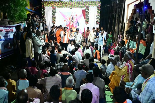  *देवी पंडाल बने जनसमस्या निवारण के केंद्र, उप मुख्यमंत्री श्री विजय शर्मा ने मां दुर्गा के चरणों में बैठकर सुनीं ग्रामीणों की समस्याएं*