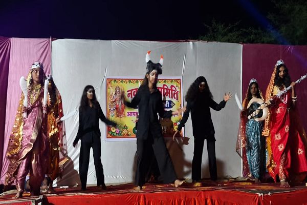  महिषासुर संहार की झाँकी ने मोहा दर्शकों का मन, बच्चों की शानदार प्रस्तुति पर झूम उठा महली