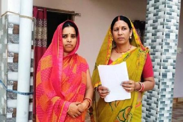 मतदाता सूची में युवाओं का नाम जोड़ने डोर टू डोर पहुंच रहे बीएलओ