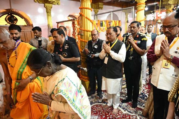 जगदलपुर में राष्ट्रपति मुर्मू ने की माँ दंतेश्वरी की पूजा-अर्चना
