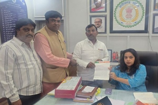 गदा चौक शराब भट्टी हटाने की मांग, जनहित संघर्ष समिति ने निगम कमिश्नर को सौंपा ज्ञापन