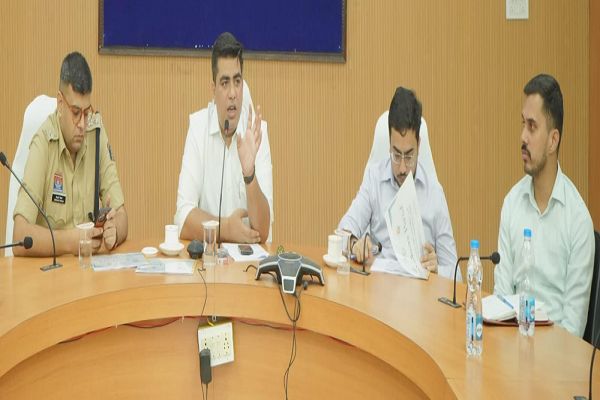 सामाजिक सौहार्द बनाए रखने संवेदनशीलता और सतर्कता के साथ कार्य करें अधिकारी : कलेक्टर कुणाल