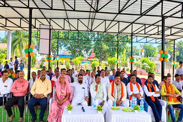  *सेम्हरतरा में गूंजी मन की बात, मंत्री गजेंद्र यादव और विधायक रोहित साहू की मौजूदगी में ग्रामीणों ने सुने पीएम मोदी के विचार* 